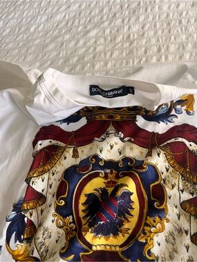 Dolce & Gabbana White Cotton T-Shirt with Baroque Crest Print